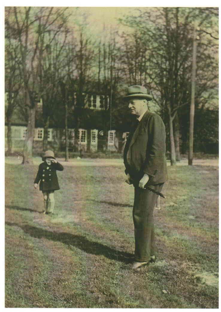 Der Hamburger Professor und Institutsleiter mit Adoptivtochter Brigitte vor seinem Haus in Hamburg-Ohlstedt, zweite Hälfte der 1920er Jahre © Privatbesitz