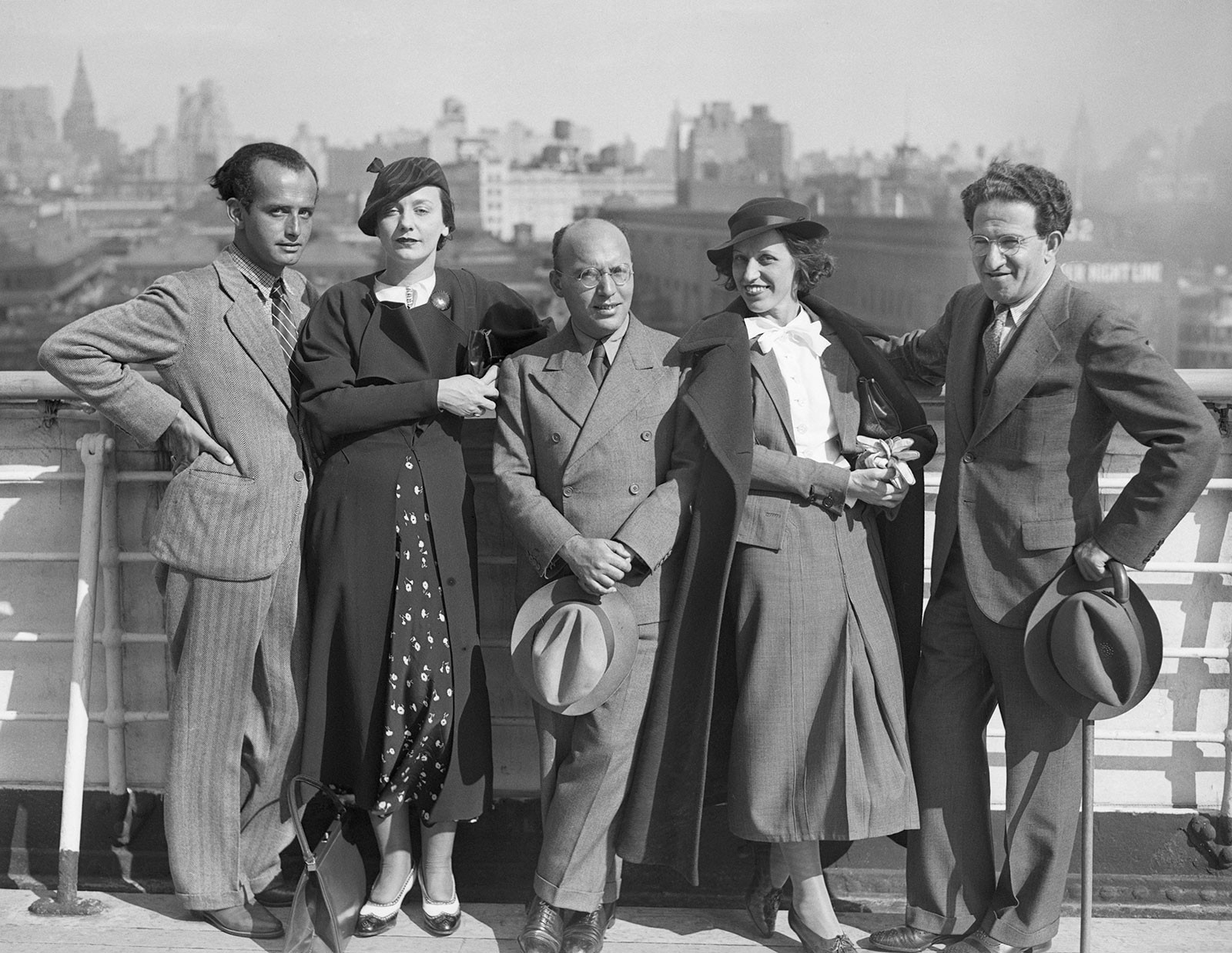 v. l. n. r.: Francesco und Eleonora Mendelssohn mit Kurt Weil, Lotte Lenya und der Theatermanager Meyer Wolf Weisgal bei der Ankunft in New York, 10. Oktober 1935, © corbis images