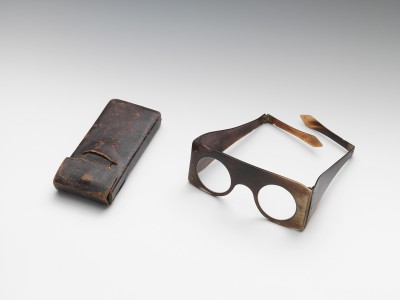 Moses Mendelssohn’s protective work glasses testify to the philosopher’s day job as a clerk in the textile mill.  Glasses with case, after 1751 © on loan to the Jewish Museum Berlin from the Leo Baeck Institute in New York. Photo: Jens Ziehe.